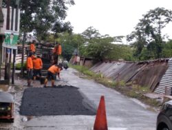 Jalan Penghubung Kabupaten dan Kota Bogor di rKH Ahmad Syayani Mekar Wangi di Perbaiki