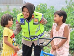 Polwan Berhati Baik Berikan Motivasi Anak Pemulung Untuk Bersekolah