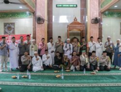 Jumat Keliling di Masjid Al-Amin, Kapolres Metro Tangerang Kota Serahkan Bantuan