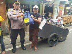 Harga Beras Melonjak Polsek Johar Baru Bagikan Sembako Kepada Warga