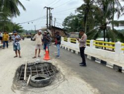 Warga Tetap Nekat Melintasi Jembatan Cidangder Bogor