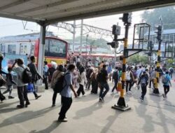 Mau ke JIS, Stasiun Bogor Sudah Penuh Sesak