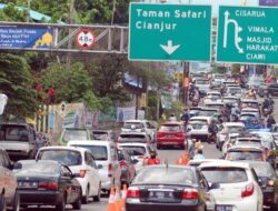 Kawasan Puncak Akhir Pekan Macet Perlu Pelebaran