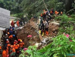 Longsor Lagi! Warga Katulampa Panik Dua Sepeda Motor Lenyap