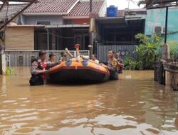 Polsek dan Tim Gegana Evakuasi Korban Banjir di Bojongsari Depok