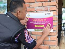 Bapenda Lakukan Penertiban Wajib Pajak dengan Memasang Stiker dan Baliho