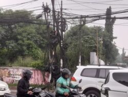 Kabel Semraut di Tangsel Timbulkan Forklip Tersangkut