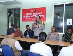 Sambil Bagikan Sembako, Kapolres Jaksel Himbau Masyarakat Jaga Kamtibmas Saat Ramadhan.