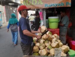 Memasuki Ramadhan, Pedagang Es Kelapa Muda Raup Untung Jutaan Rupiah