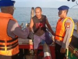 Polres Kepulauan Seribu Bagikan Takjil Berbuka Puasa Kepada Nelayan di Laut