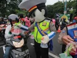 Satlantas Polres Bogor Bagi- Bagi Takjil Bersama Influencer