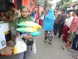 Warga Memburu Sembako.Bazar Ramadhan digelar di Kecamatan Caringin Pekan Ini