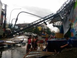 Billboard Roboh di Depok Akibat Hujan Angin