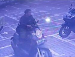 Maling Motor Milik Mantan Dekel di Kantor Kelurahan Penjaringan Terekam CCTV