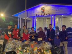 Relawan Aksi Pungut Sampah Usai Nobar Balai Kota Banyak Pujian Netizen