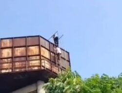 Remaja Ingin Bunuh Diri Naik Ke Tower Air DI Bogor Tuntut Belikan HP Baru