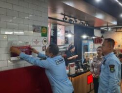 Bapenda Kabupaten Tangerang Pasang Stiker Tidak Patuh Pajak di Restoran Delico