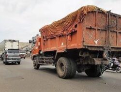 Warga Galuga Keluhkan Tetesan Air Dari Mobil Truk Sampah