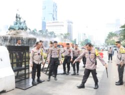 Ribuan Buruh Gelar Demo, Polres Jakpus Mulai Alihkan Jalan Medan Merdeka Barat