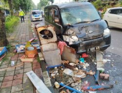 Minibus Tabrak Warung Soto di Bogor