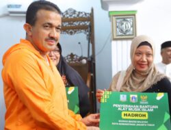 Walkot Jaktim Serahkan Bantuan Hadro ke Majelis Taklim Nurul Hidayah