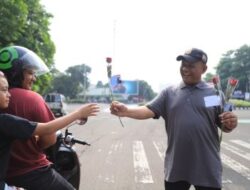 Peringati Hari Buruh, Disnaker Kota Tangerang Bagi Bagi Bunga