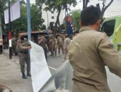 Satpol PP Kota Bogor dan TNI Razia Spanduk Calon Bakal Walikota