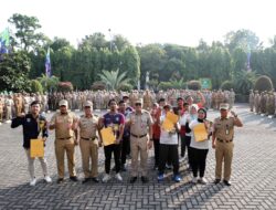 Walikota Jakpus Serahkan Piala Juara Futsal HUT DKI ke 497