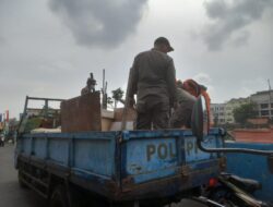 Satpol PP dan PPSU Kelurahan Tomang Tertibkan Kandang Hewan Peliharan Warga di Bantaran BKT