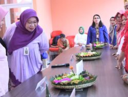 Rayakan HUT DKI ke 497, Warga Kelurahan Selong Lomba Kebaya dan Nasi Tumpeng