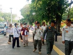 Alih Fungsi Trotoar, Puluhan Petugas Gabungan Gelar Penertiban di Senen