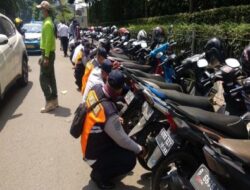 Petugas Dishub Jakpus Cabut Pentil Kendaraan Parkir Sembarangan