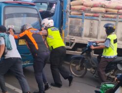 Kemacetan di Bojongsari Seorang Polisi Pasang Badan