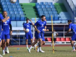 Gelandang Persib Masih Dalam Pantauan Tim Medis