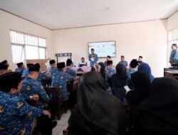 Wakil Wali Kota Depok Berikan 1 Unit Smart Board ke MIN 1 Depok