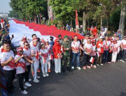 3000 Orang Pegang Dua Bentang Bendera Ratusan Meter di Bogor