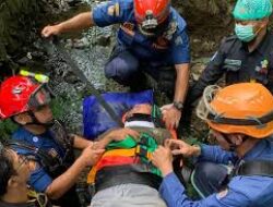 Dinas Damkar Kota Depok Selamatkan Pria Terjatuh di Sungai