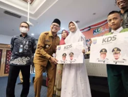 Disdik Kota Depok Serahkan KDS ke Siswa yang Telah Lolos dalam DTKS