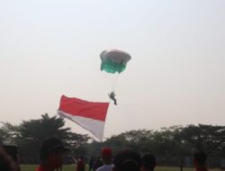 Pemkab Bogor Suguhkan Atraksi Terjun Payung dengan Bawa Bendera Merah Putih