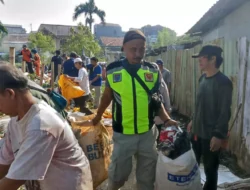 Aparatur Kelurahan Cisalak dan Warga Bersihkan Sampah Sepanjang Tol Cijago