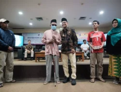 Wakil Walikota Depok Menyerahkan Bantuan Untuk Penyandang Disabilitas